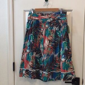Fun skirt in tropical print.